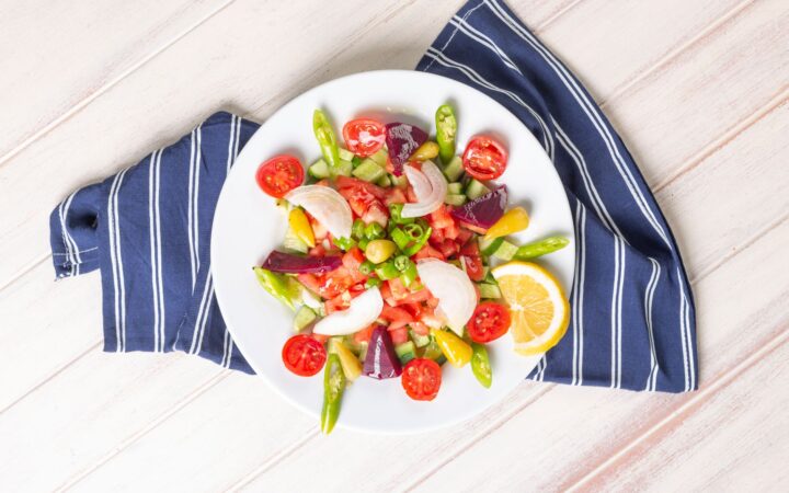 Diyalize Uygun Çoban Salatası: Az Domatesli, Limonlu